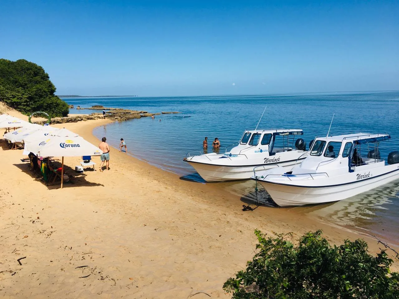 Península de Santa Maria - As lanchas da Bússola Azul na praia