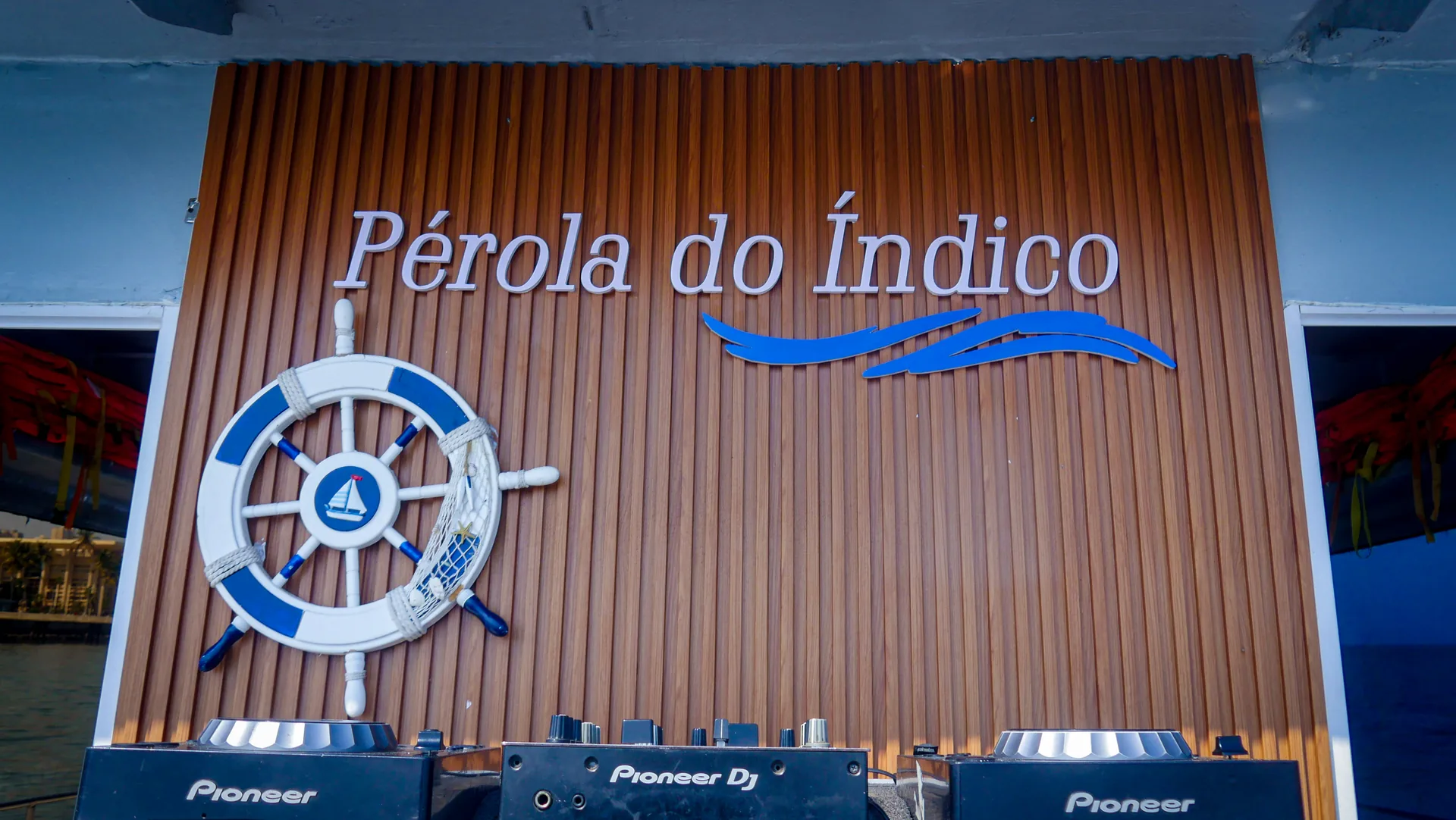 Pérola do Índico - A cabine de DJ a bordo