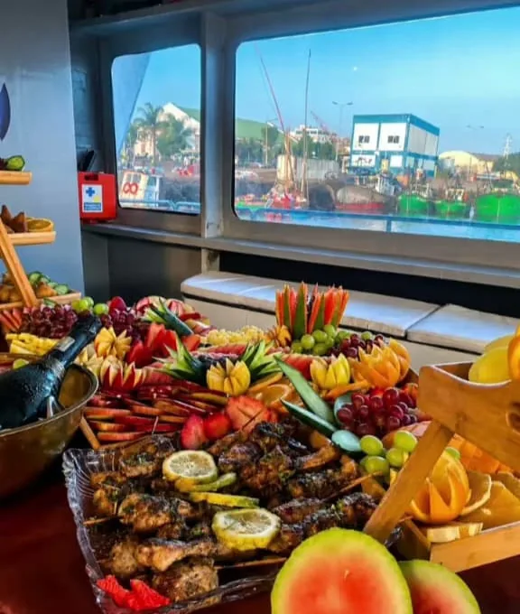 À mesa, a bordo - Espetadas e fruta junto à janela