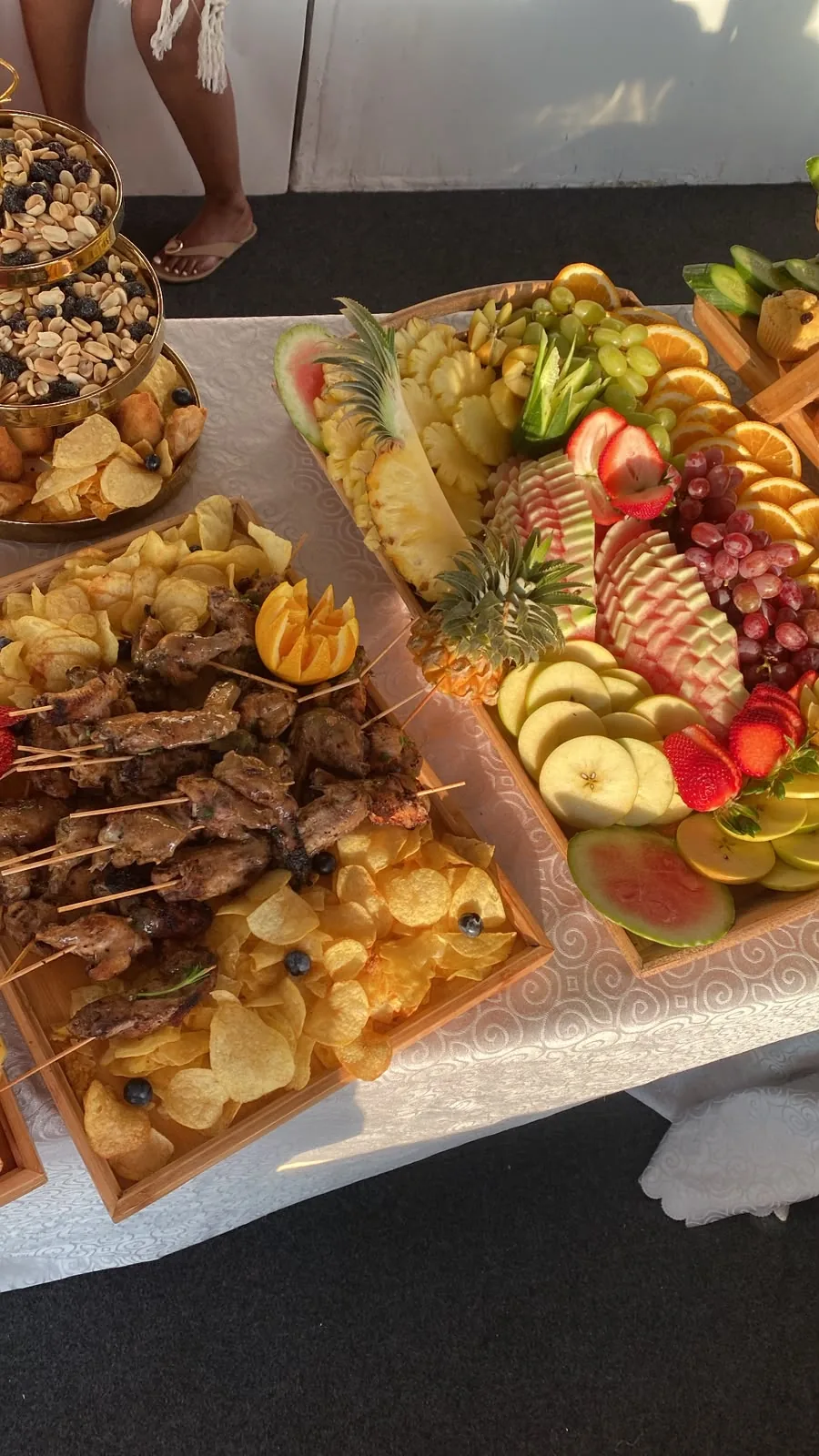 À mesa, a bordo - Espetadas, batata frita e fruta