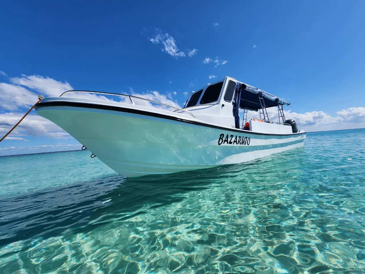 Arquipélago de Bazaruto - O barco Bazaruto em águas cristalinas