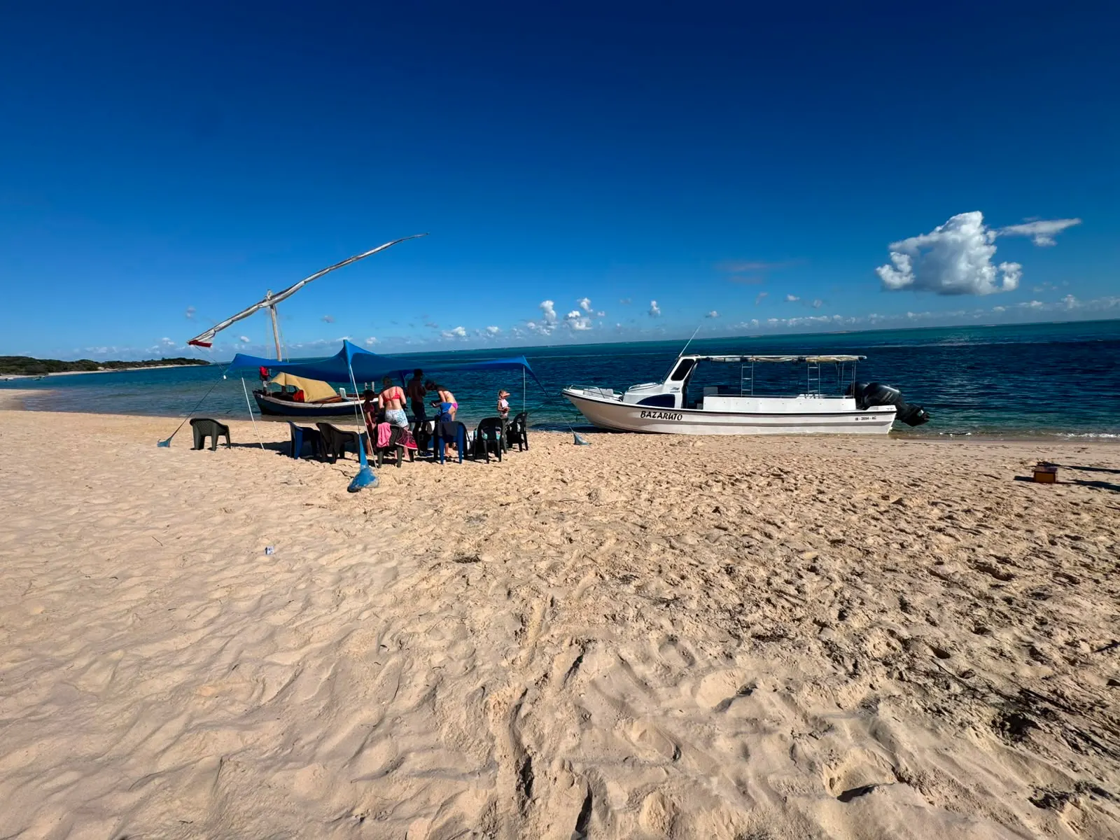 A praia de Magaruque, com o barco e um dhow