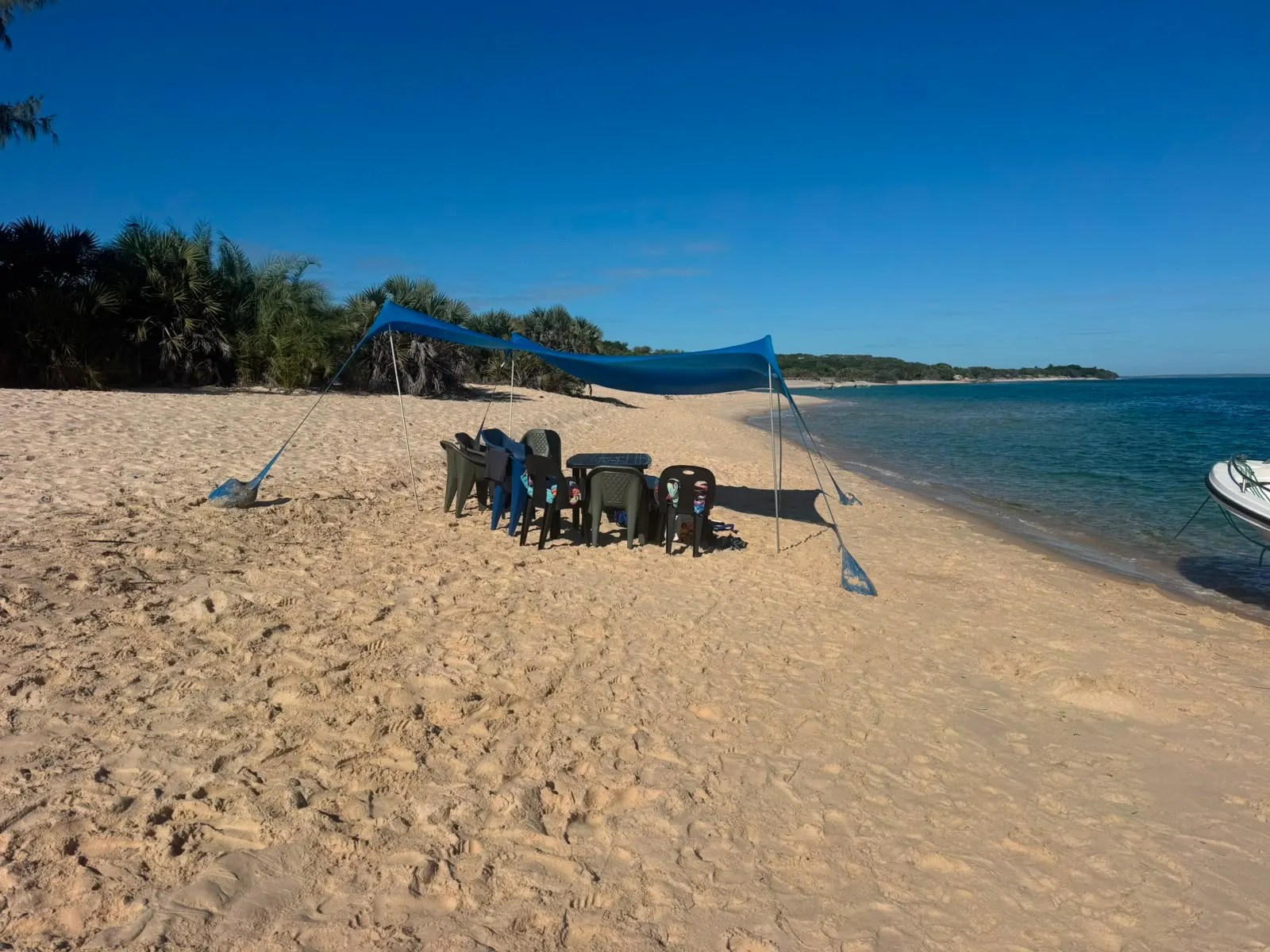 Tenda de sombra no banco de areia de Magaruque