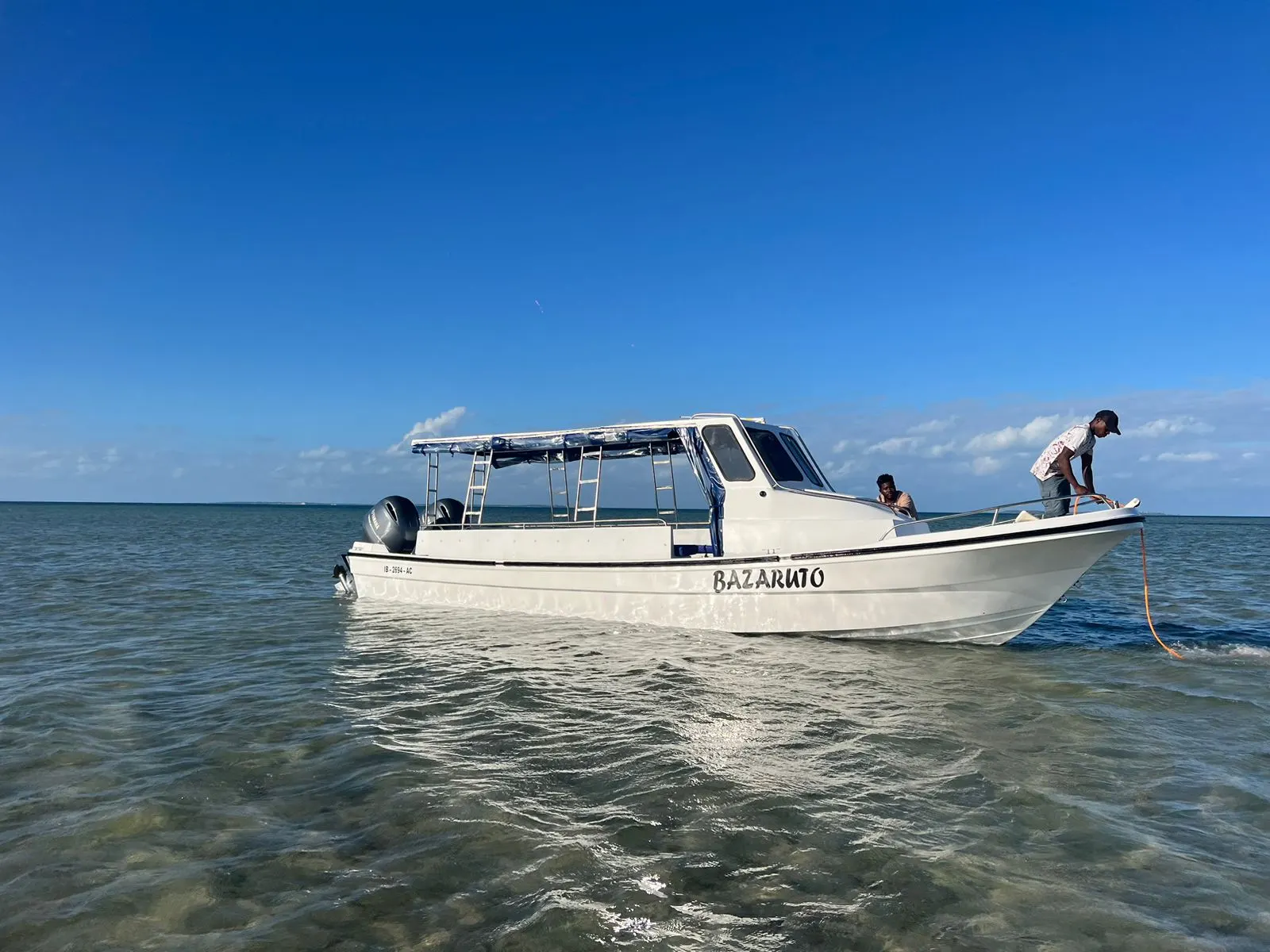 O barco do transfer para as ilhas